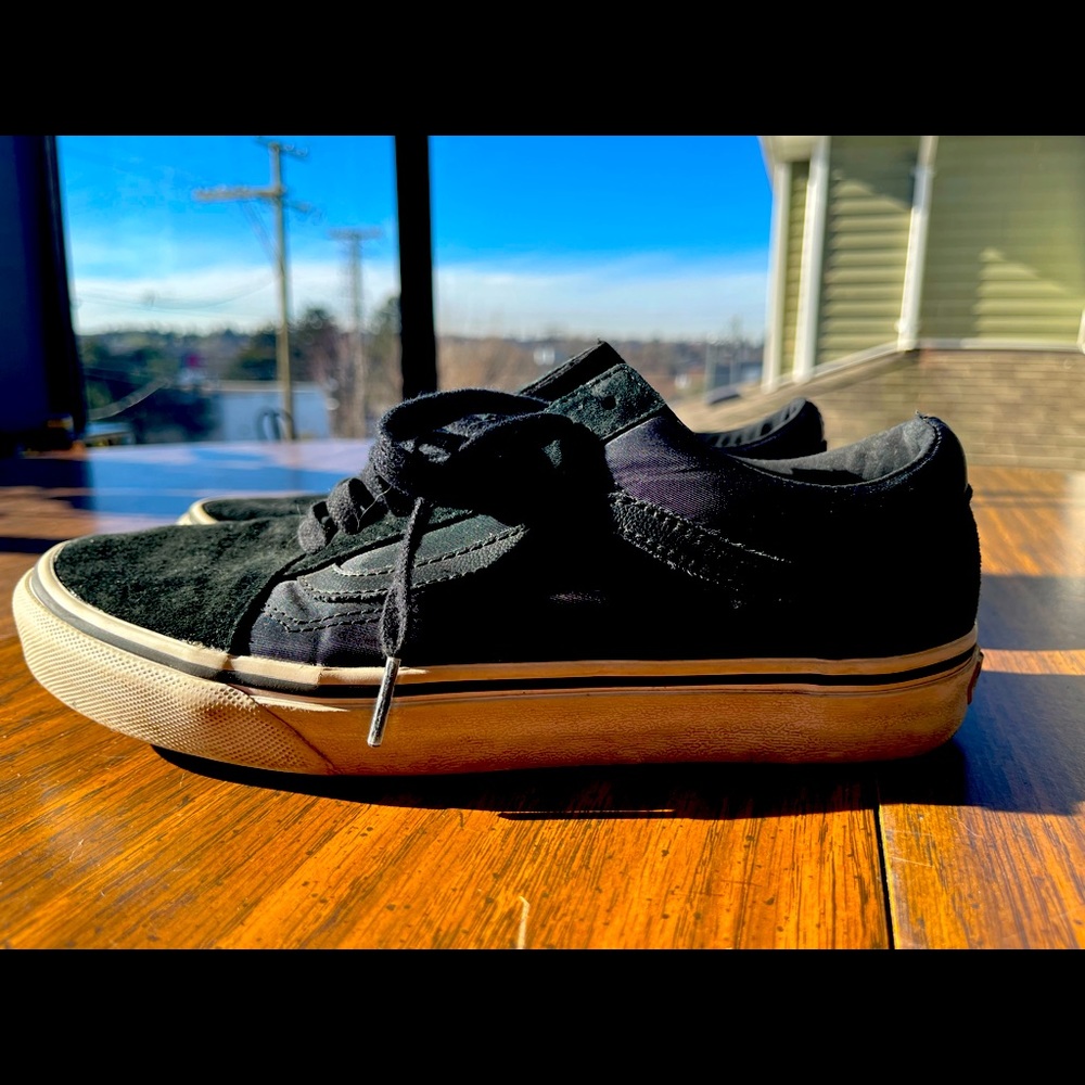 Low top black velvet Vans